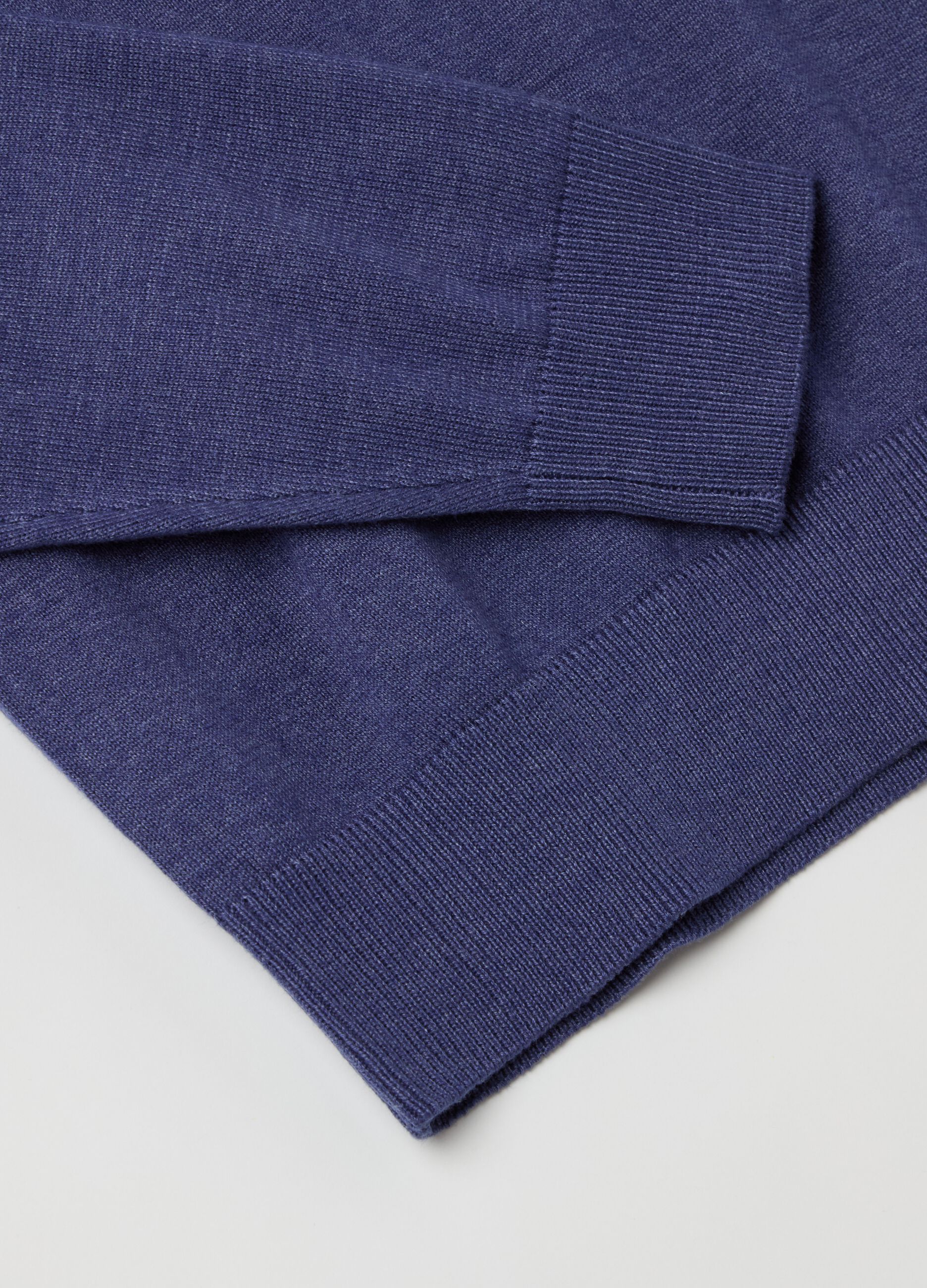 Round neck pullover