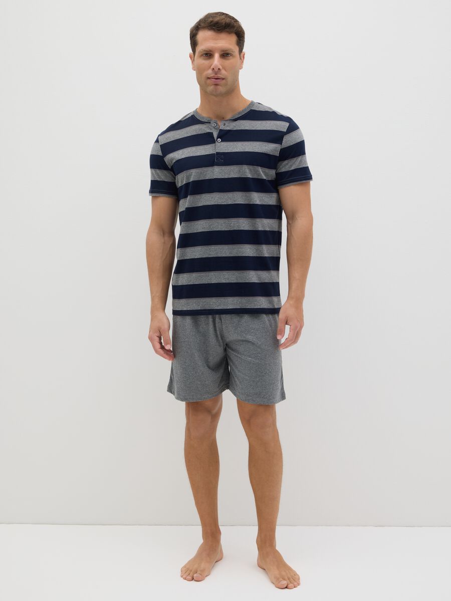 Short blue and grey pyjamas in cotton with striped pattern_0