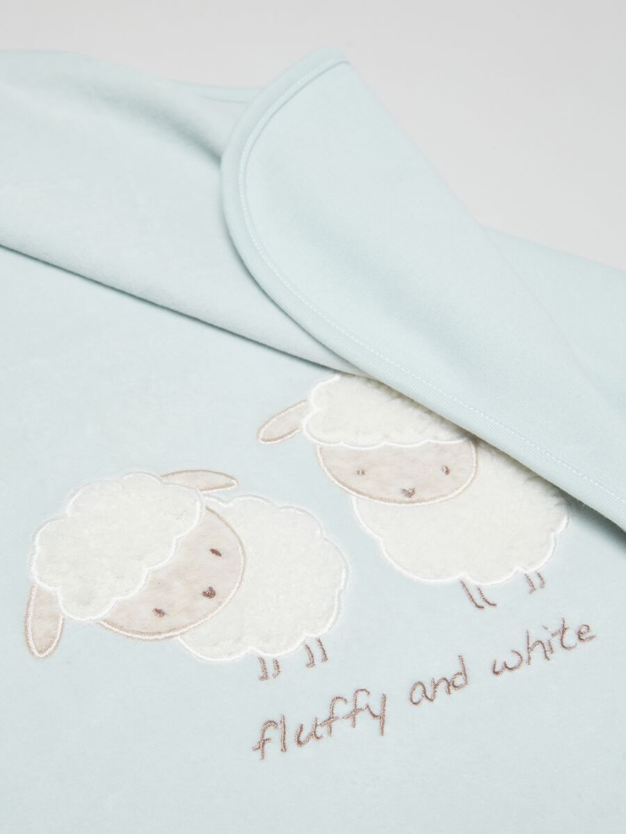 Coperta in velour con ricamo pecorelle_2