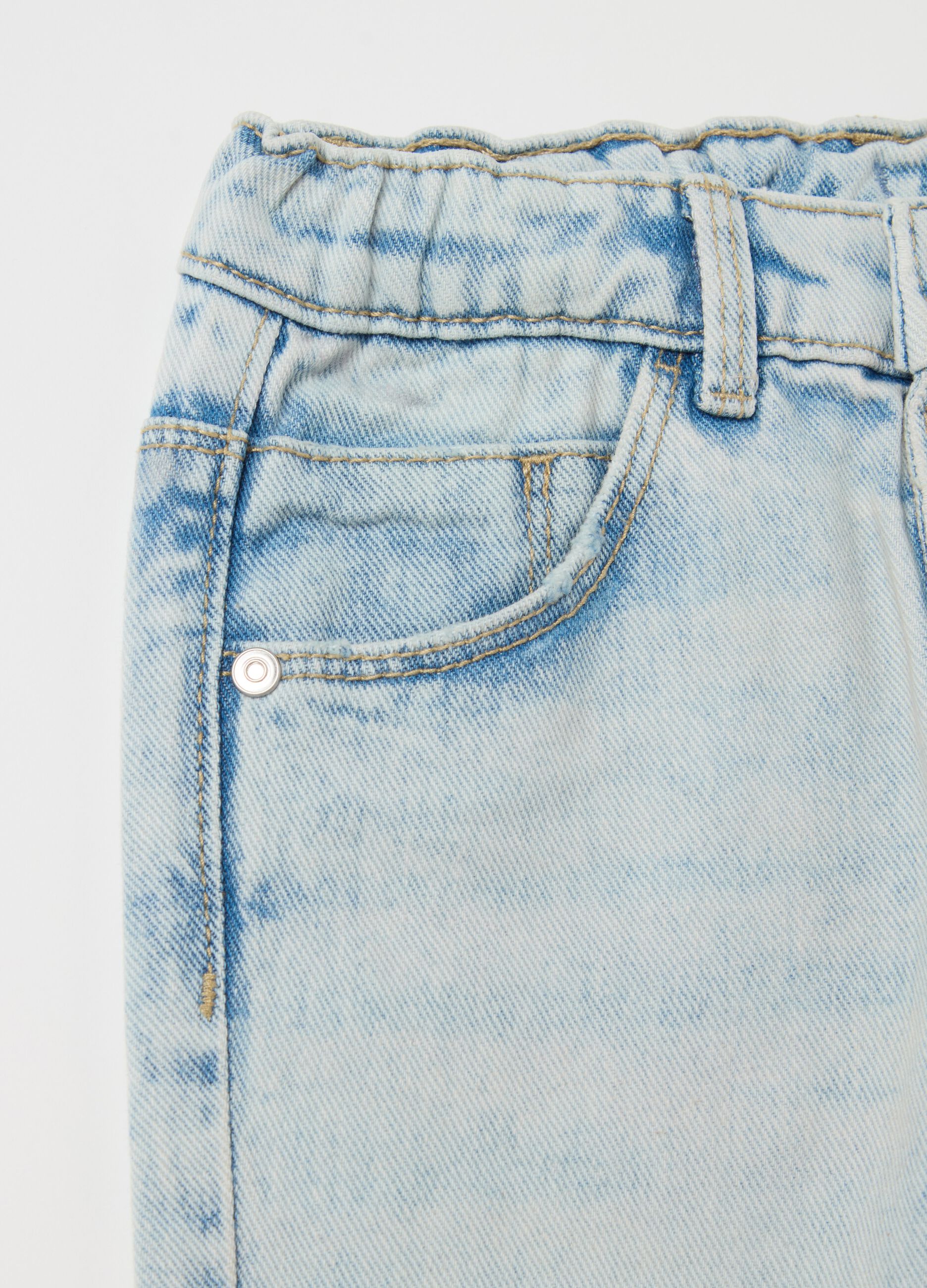 Jeans cinque tasche con abrasioni 