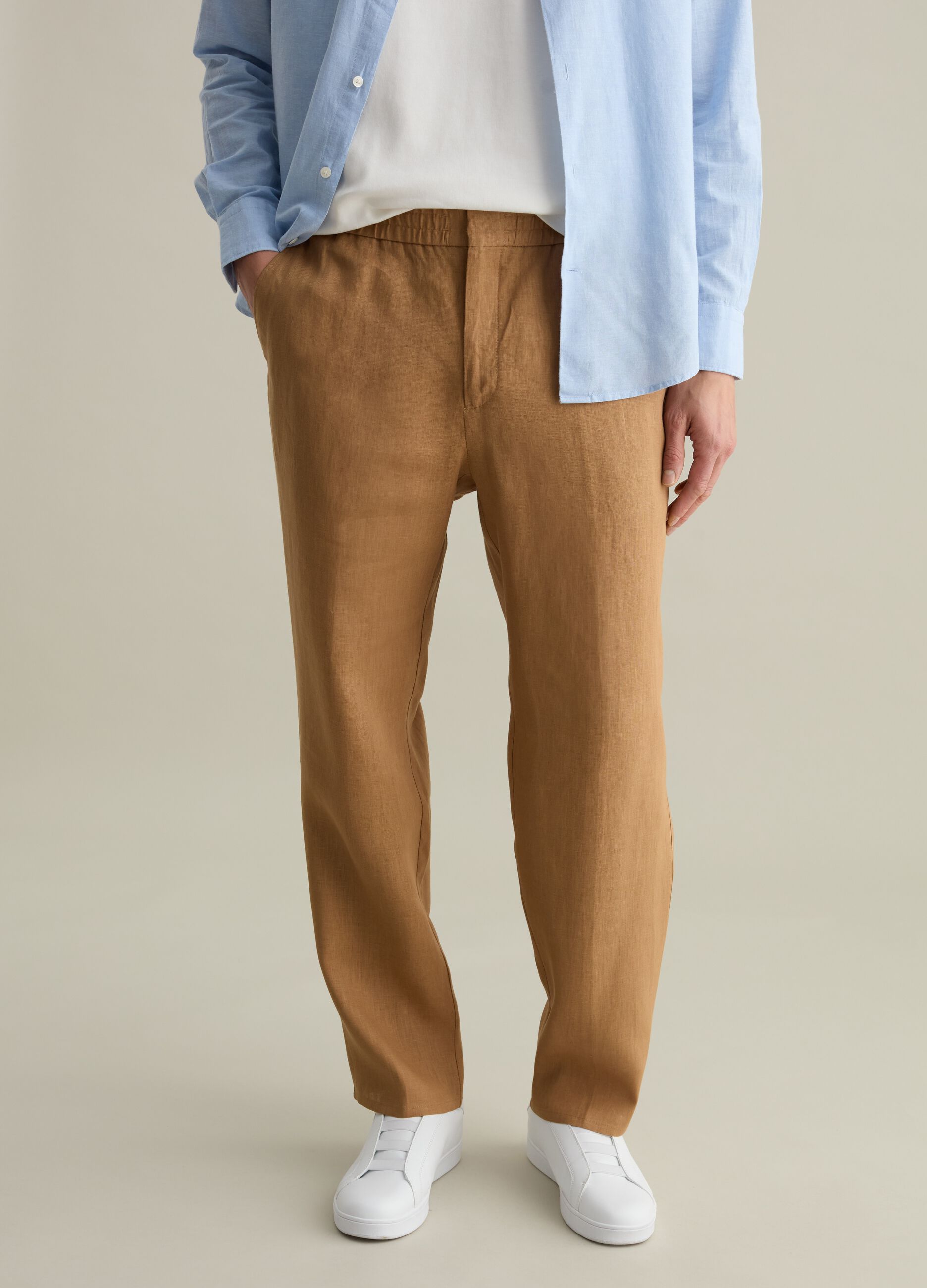Contemporary trousers in linen