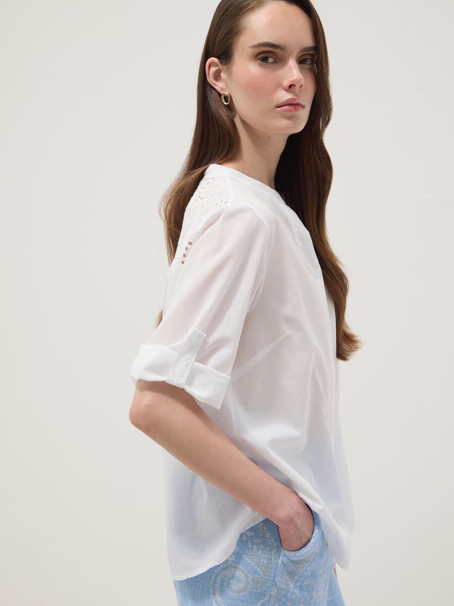 Camicia bianca in puro cotone con ricami traforati regular fit_0