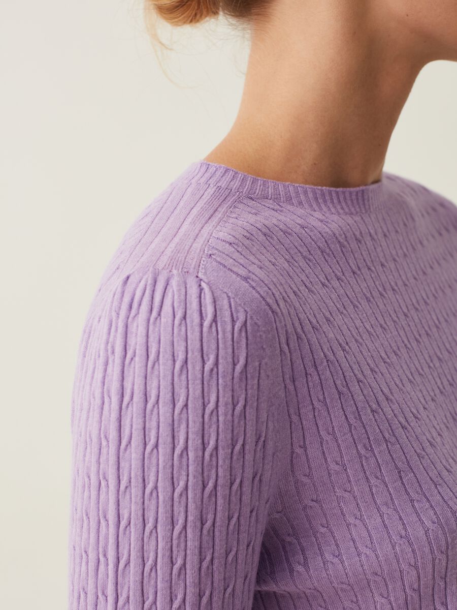 Pullover con lavorazione a trecce_3
