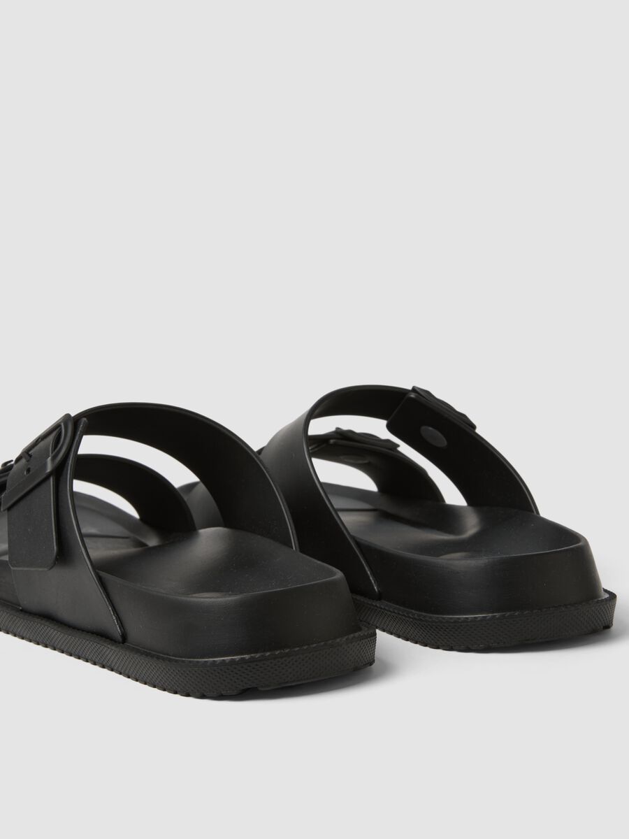 Sandali neri con doppia fascia e fibbie_1