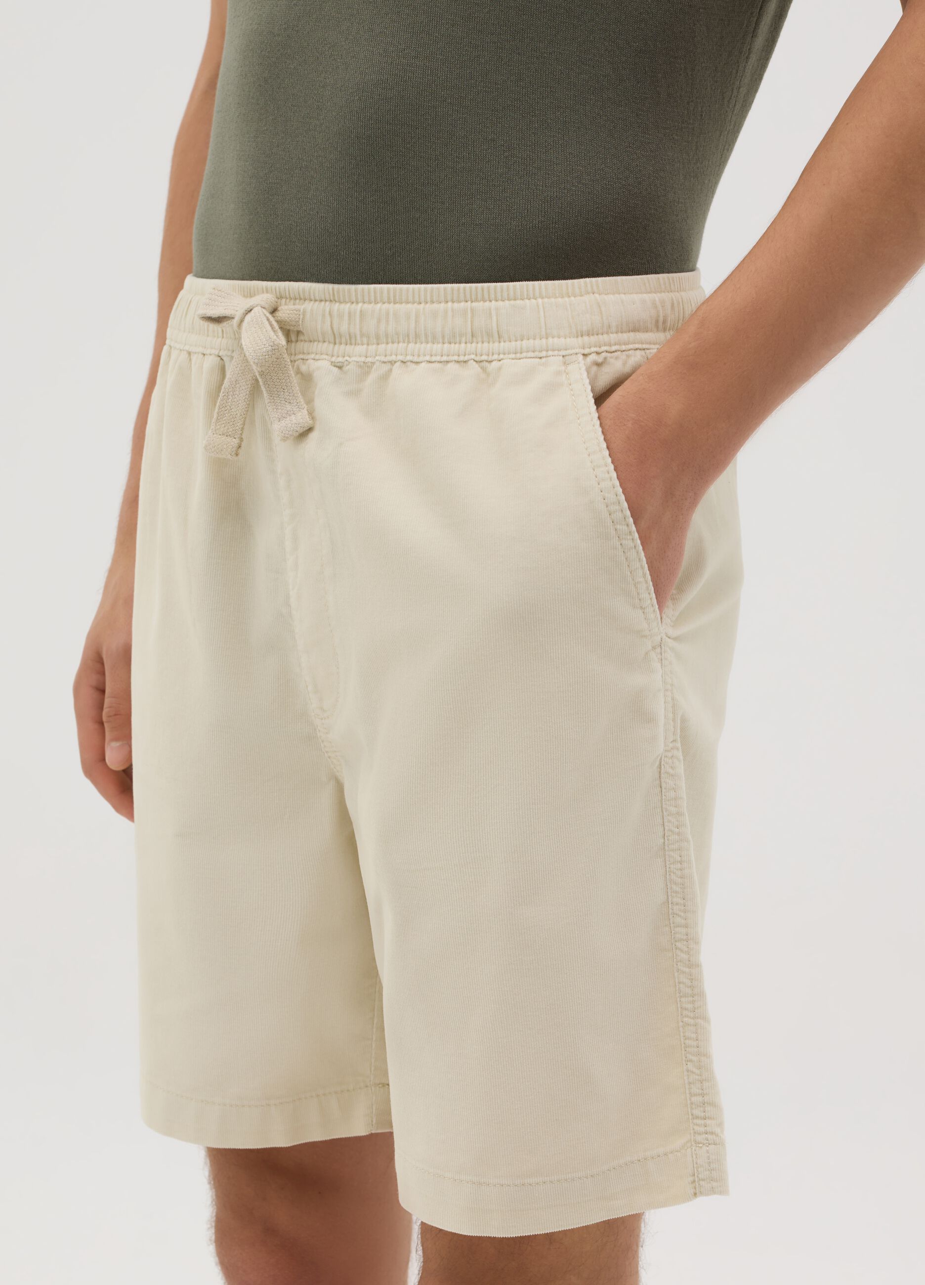 Cream-coloured corduroy Bermudas