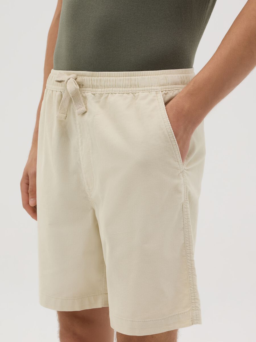 Regular corduroy Bermuda shorts in beige_3