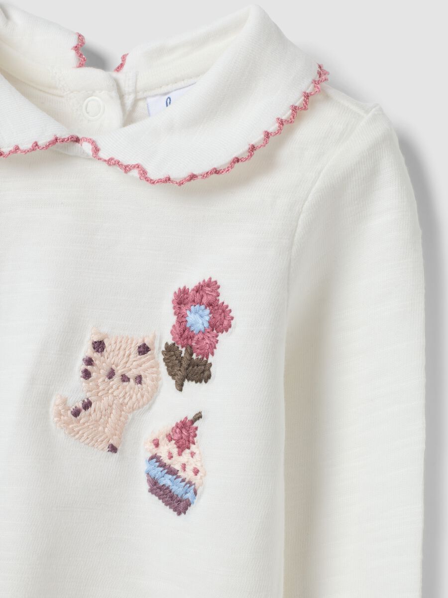Maglia bianca in puro cotone organico jersey con ricamo regular fit_3