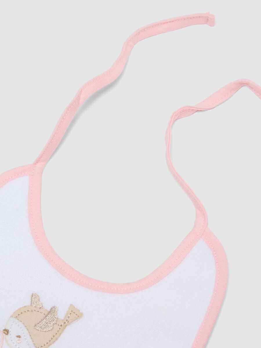 Two-pack of multicolour pure cotton baby bibs with embroidery_2