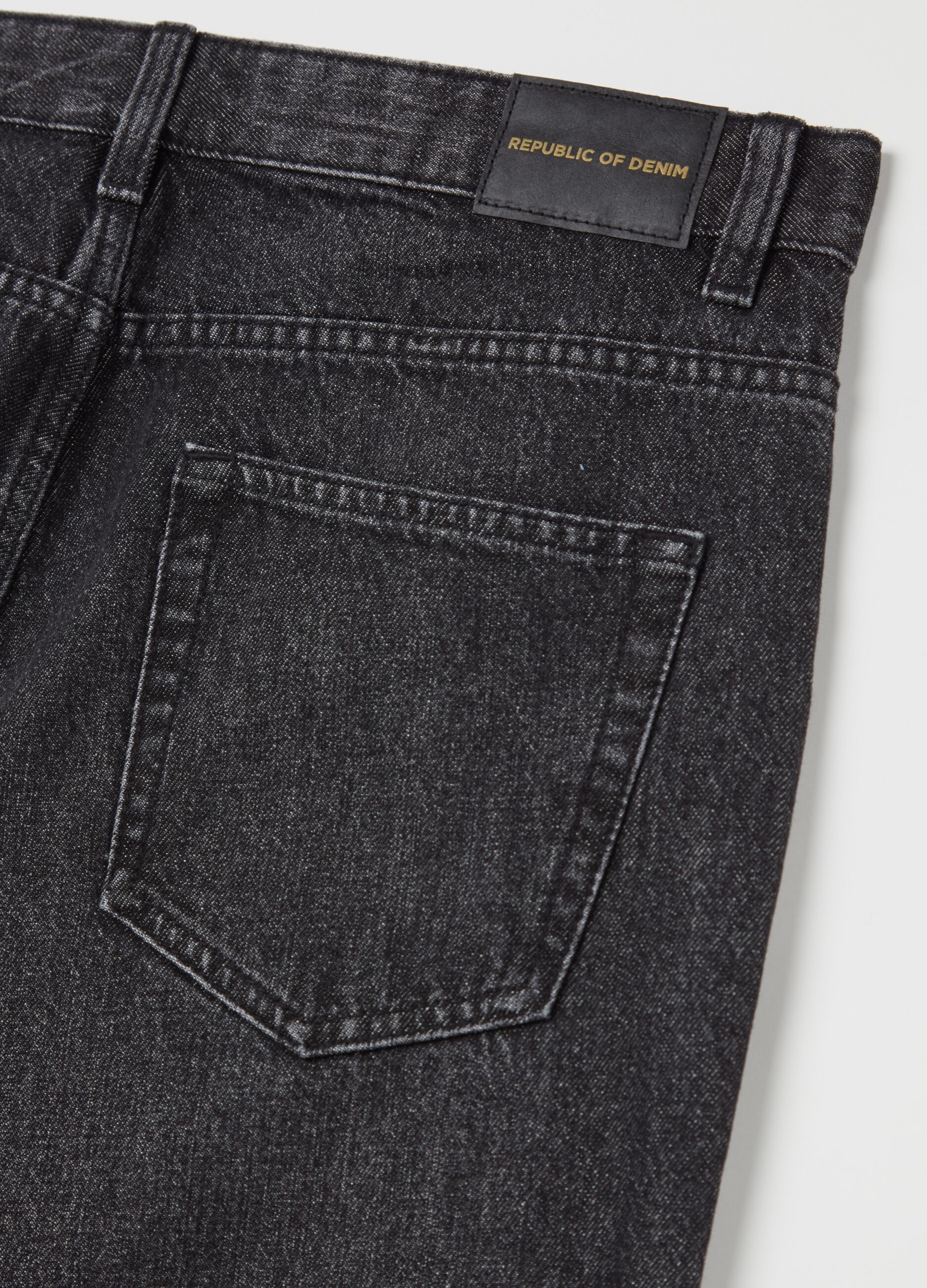 Regular fit jeans with discolouring
