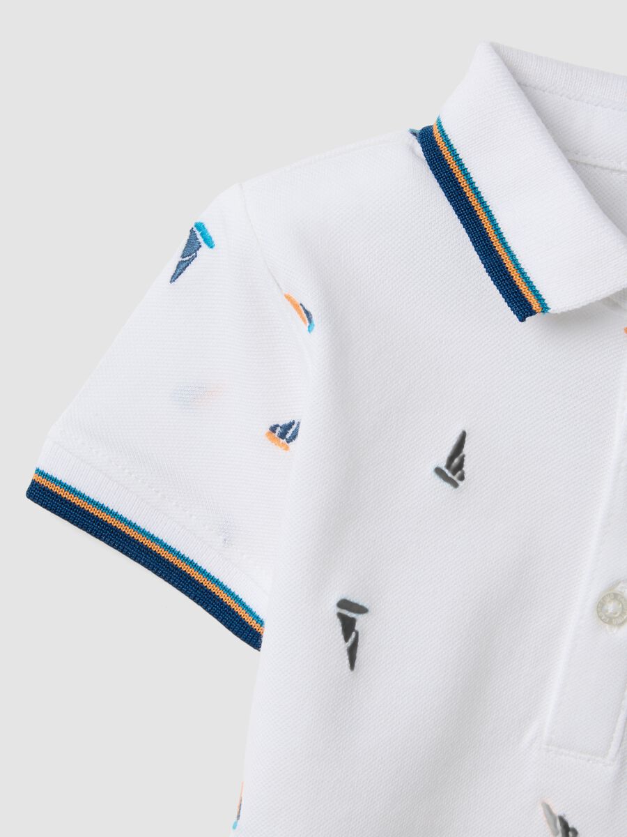 White stretch cotton polo with all-over boat print for boys, regular fit_2