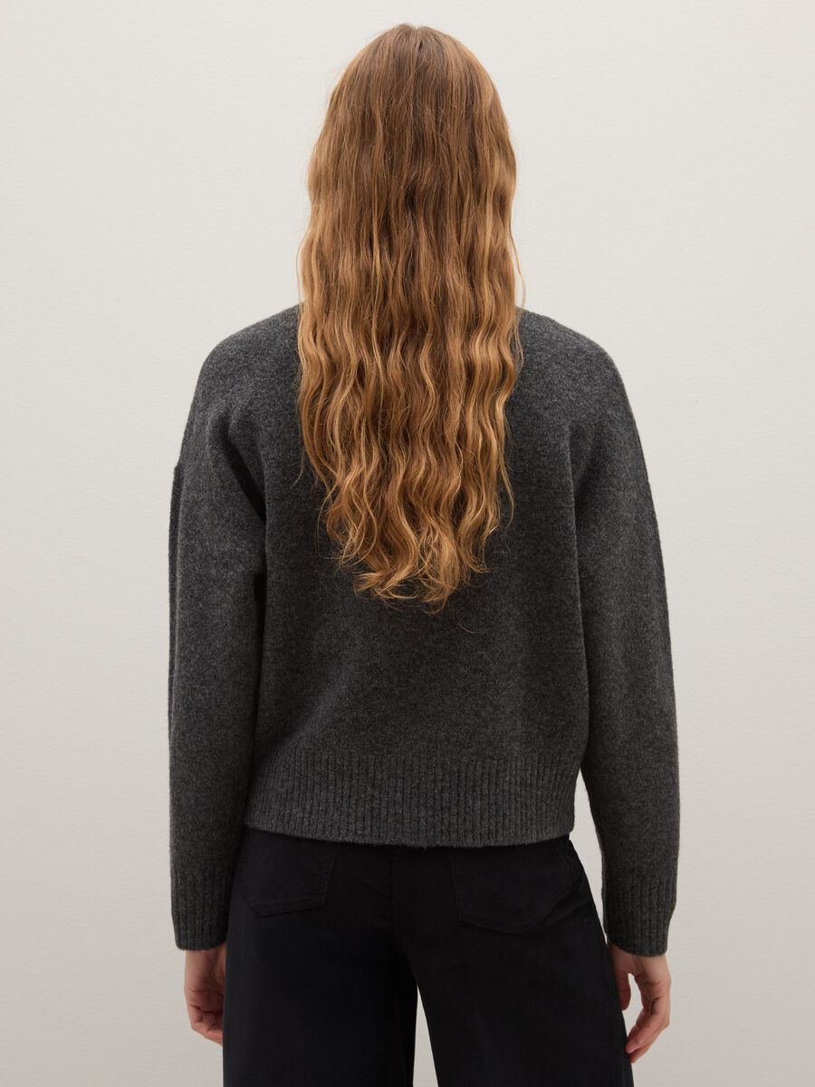 Pullover grigio regular fit con scollo rotondo_3