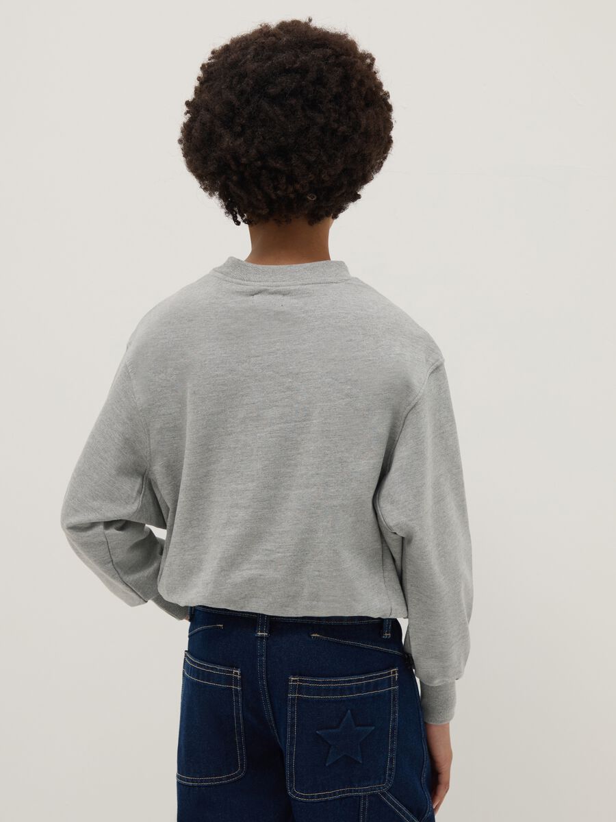 Felpa in misto cotone grigia da ragazza relaxed fit con stella_1