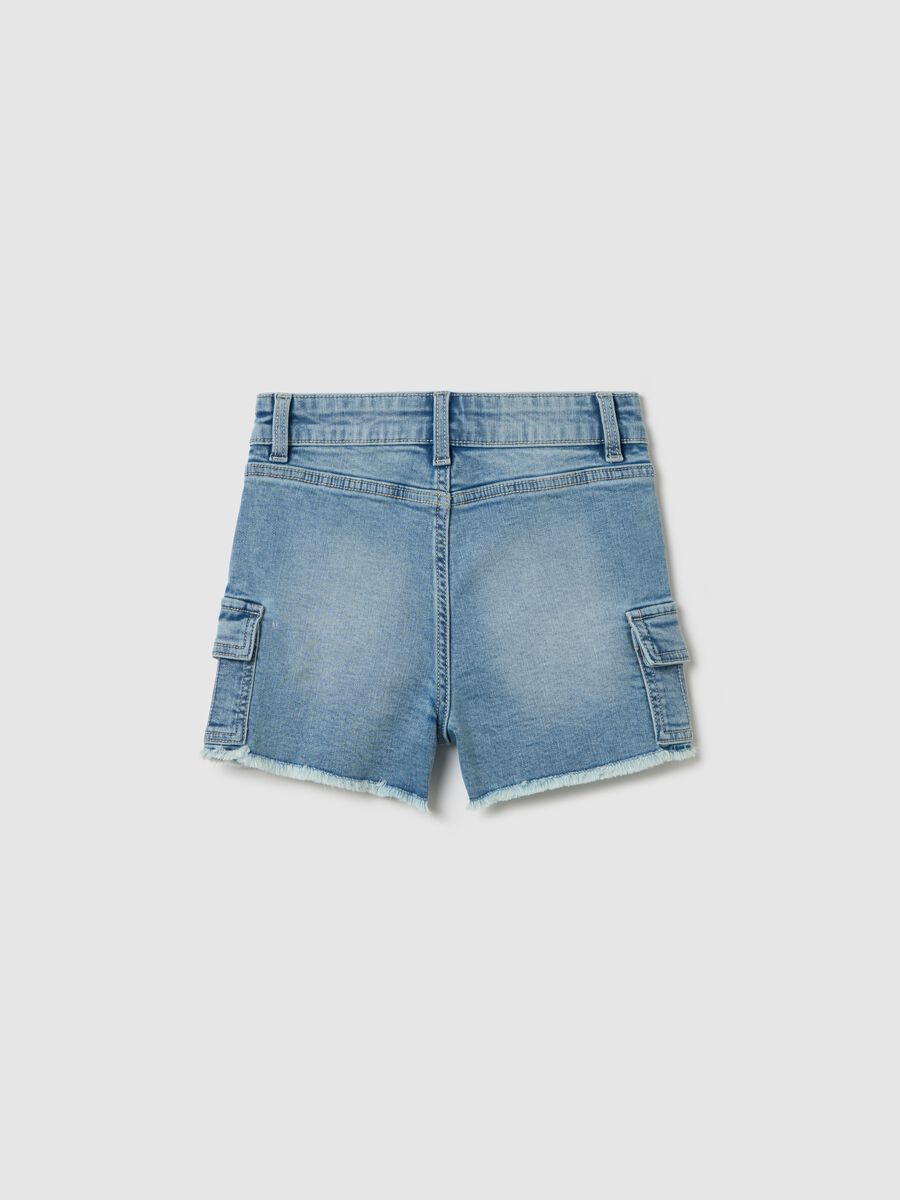 Shorts cargo denim con orlo sfrangiato_1