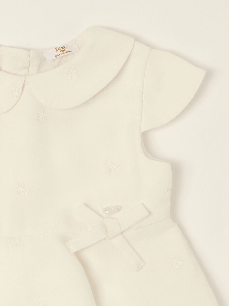 Abito bianco con dettagli ricamati_1