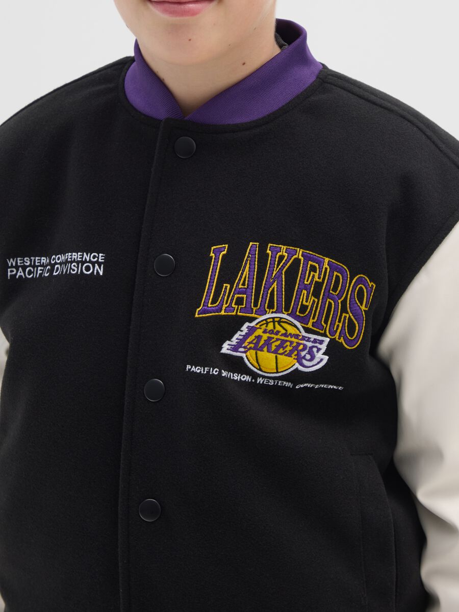 Giubbotto bomber multicolor da bambino regular fit con stampa Lakers_2