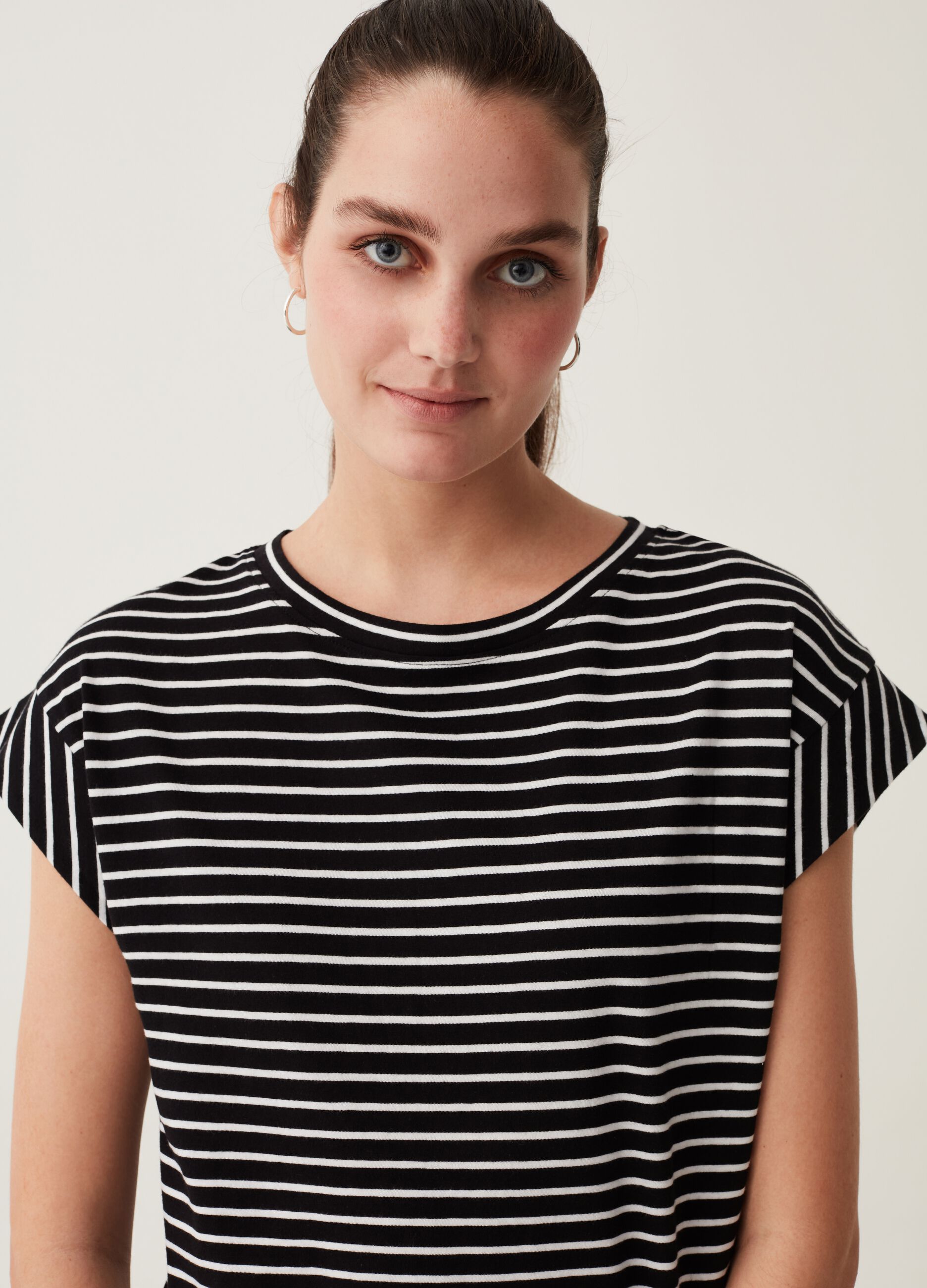 T-shirt maniche a kimono e stampa all-over