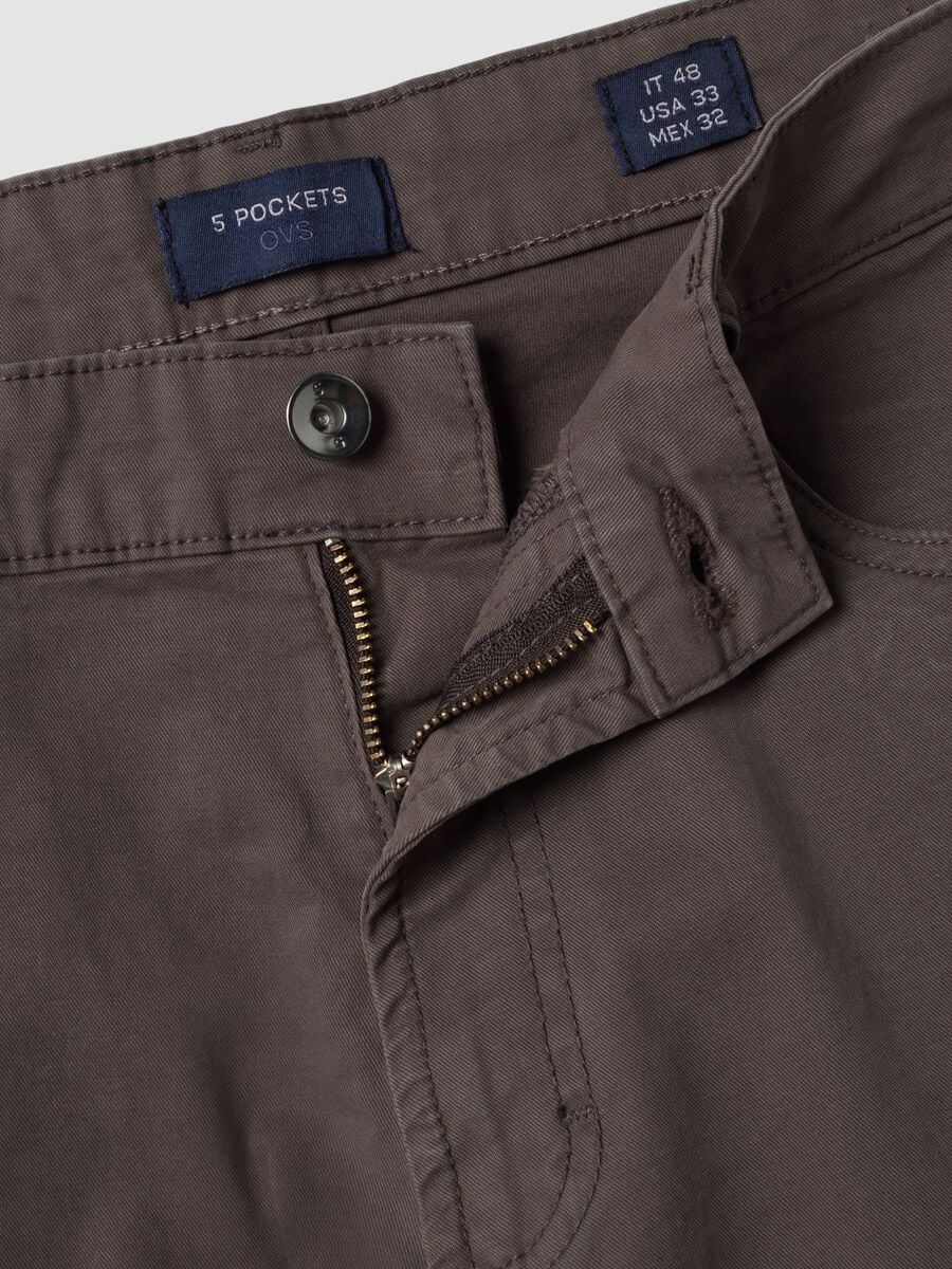 Pantaloni marroni in twill di cotone elasticizzato regular fit_1