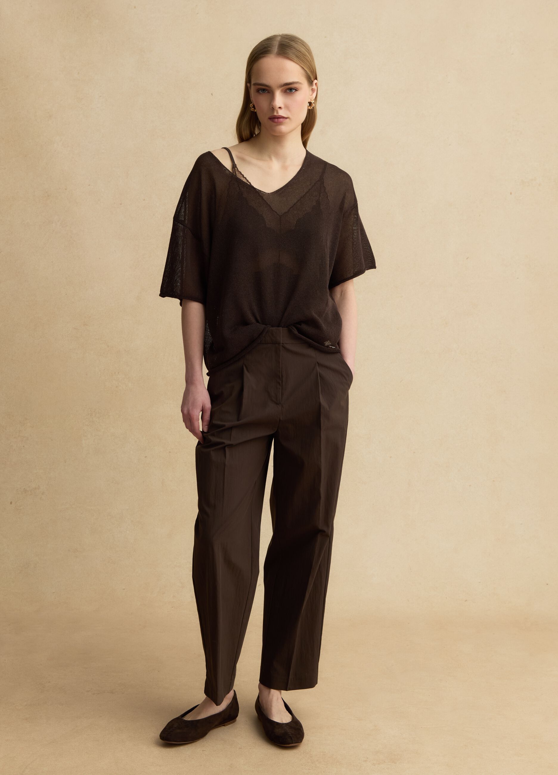 Maglia in misto lyocell e lino marrone oversize fit con scollo a V