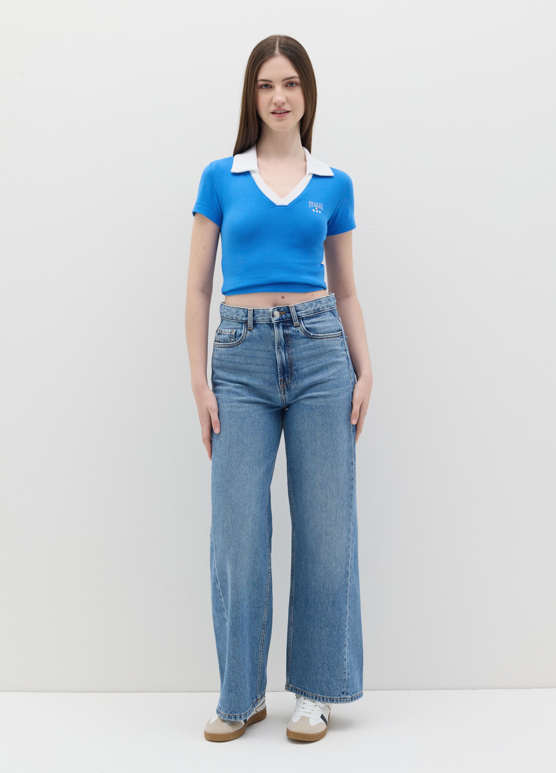 Light blue T-shirt with polo neck and "Italia" print