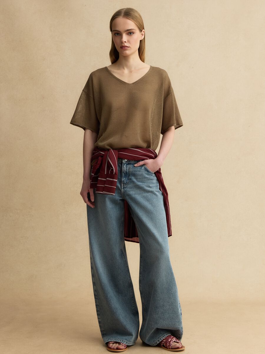 Maglia in misto lyocell e lino marrone oversize fit con scollo a V_2