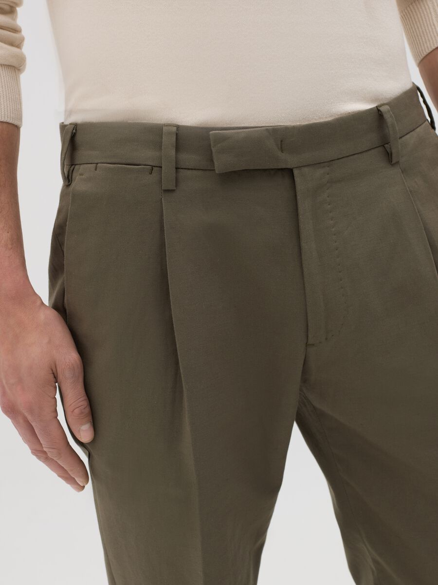 Men’s regular-fit green chinos in cotton and linen blend_2
