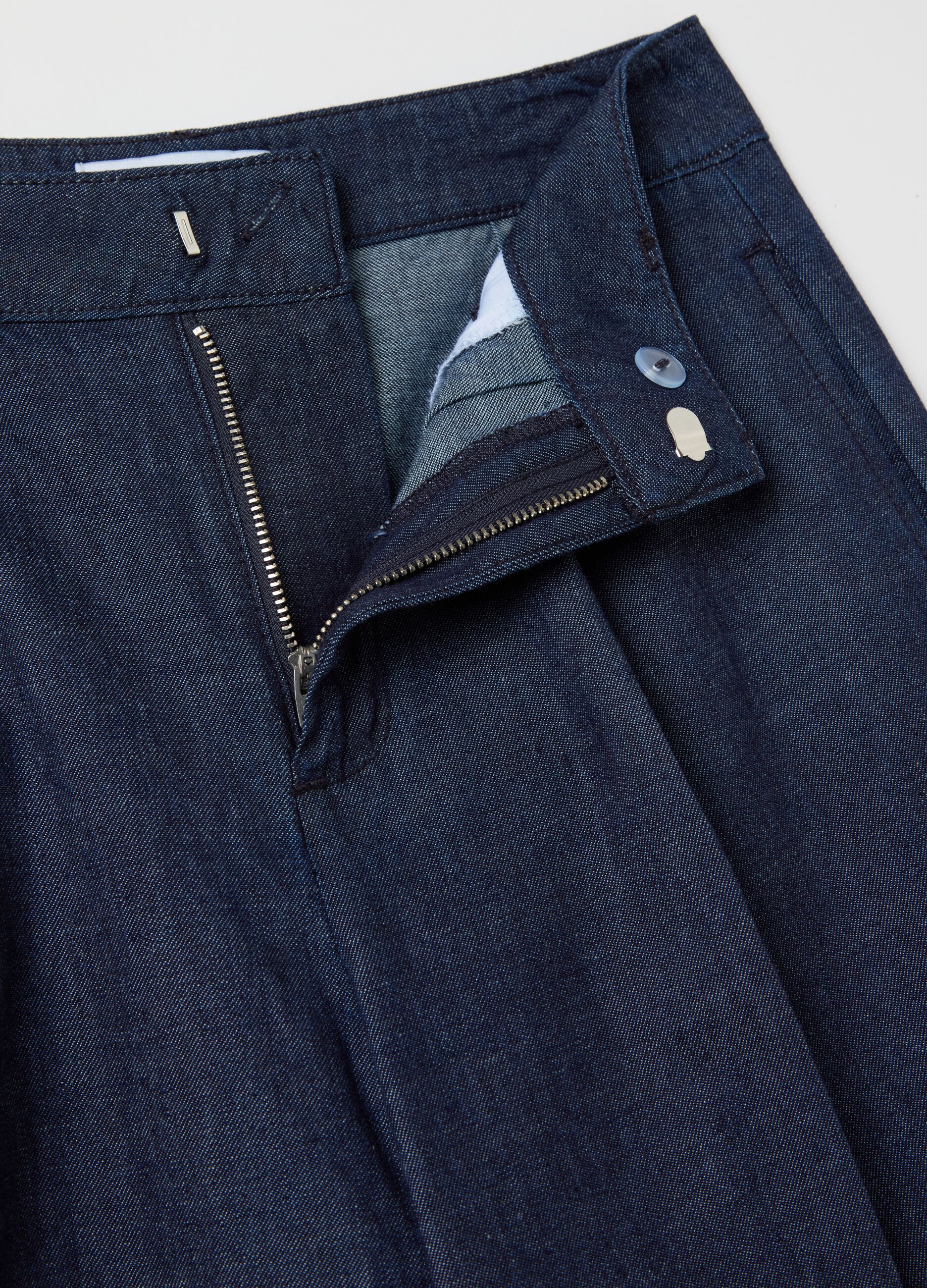 Wide-leg fluid trousers with darts
