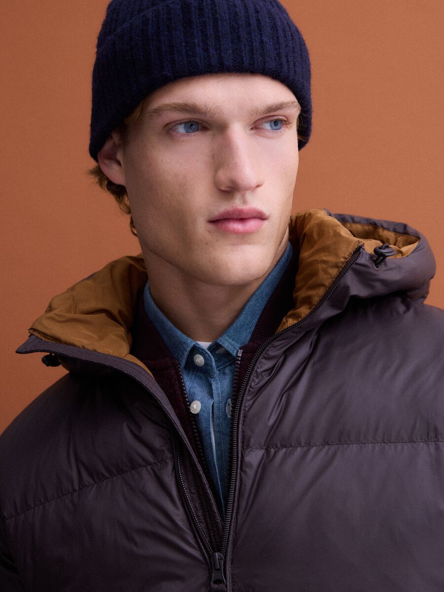 Piumino marrone imbottito con cappuccio e zip regular fit_2