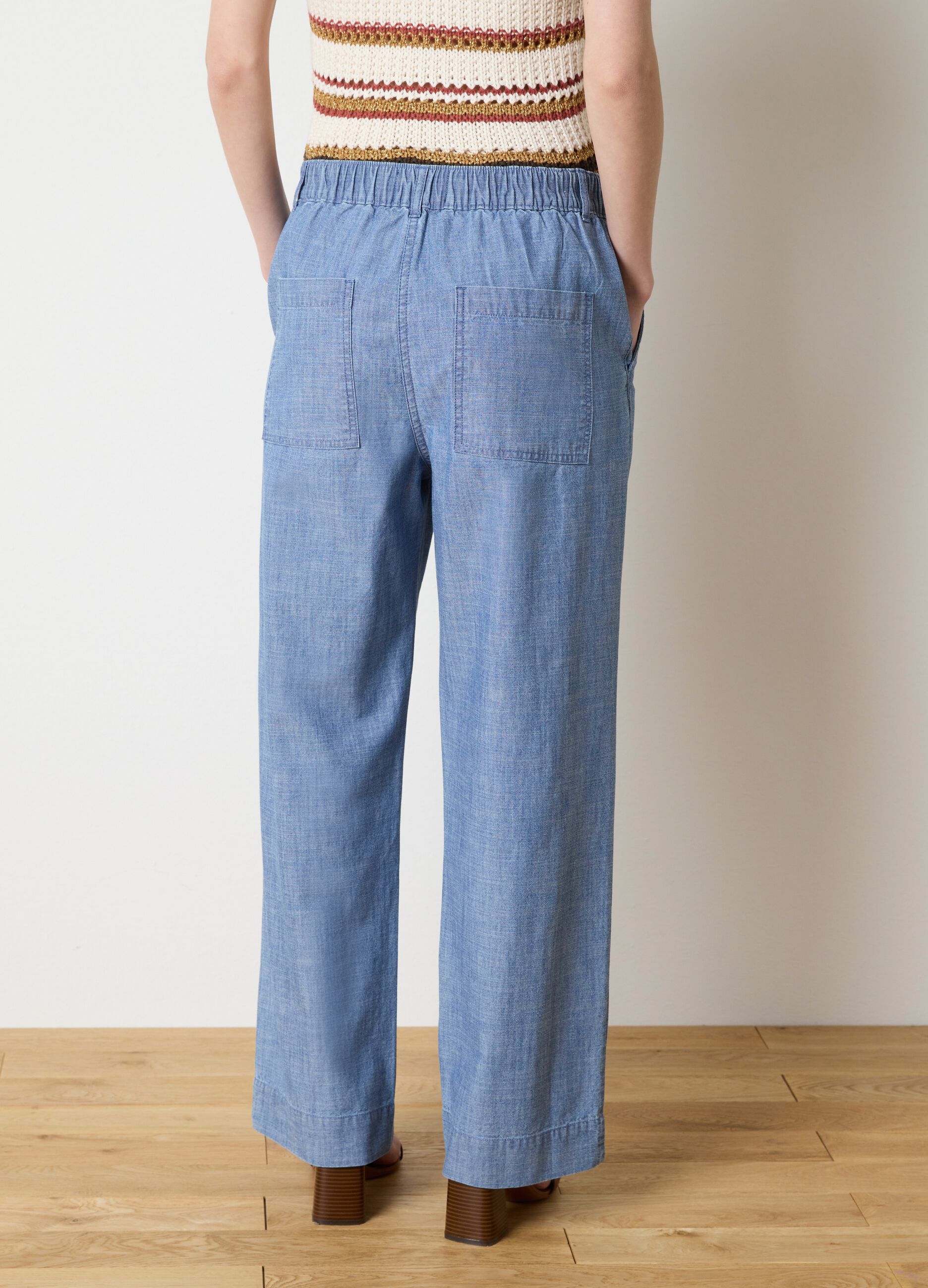 Wide-leg relaxed-fit jeans