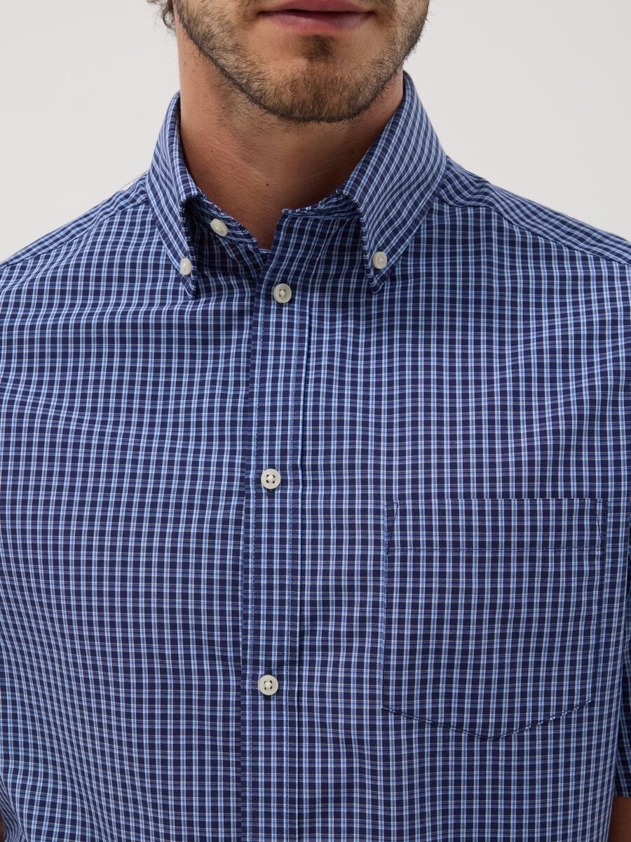 Camicia blu a quadri a maniche corte_2