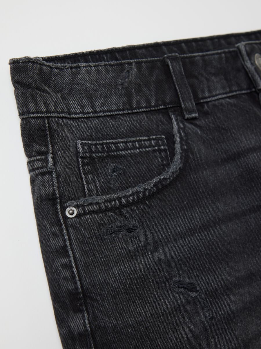 Black denim shorts with ripped details_5
