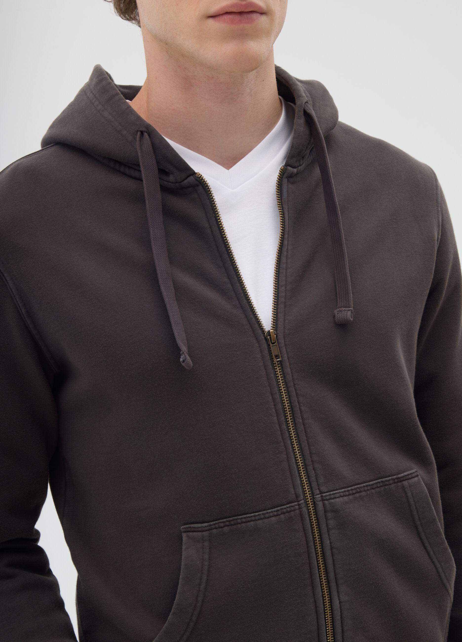 Felpa marrone con cappuccio e zip