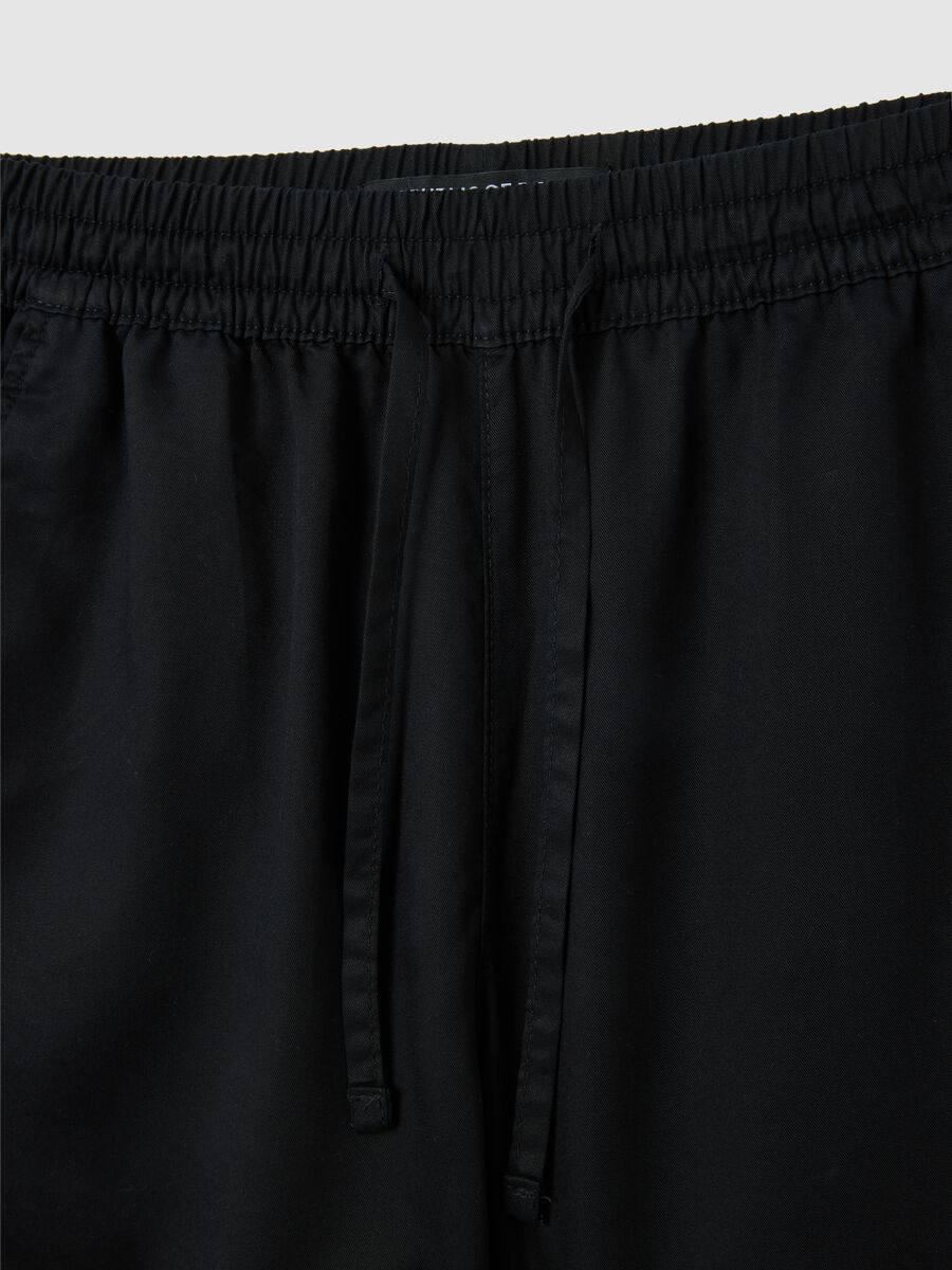 Shorts da donna in lyocell nero regular fit_1