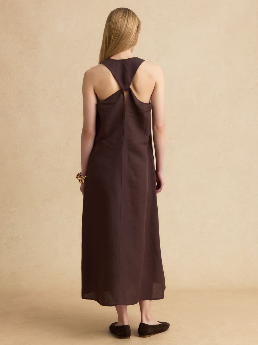 Abito maxi marrone in misto lino e viscosa regular fit con scollo a V_2