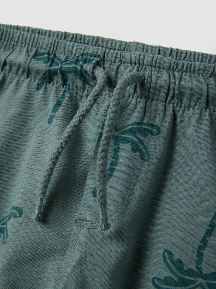 Green organic cotton shorts with palm print_2