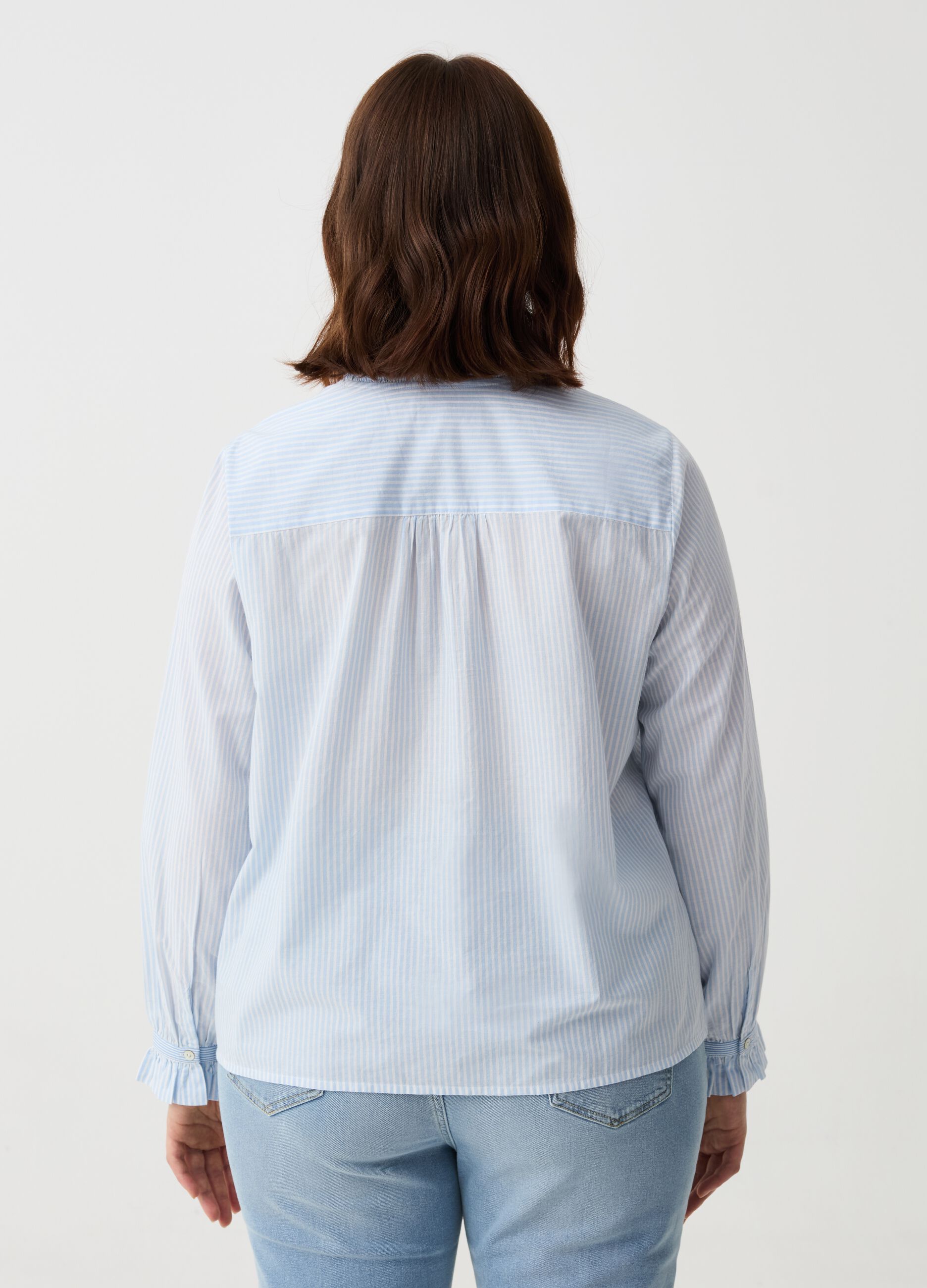 Curvy blouse with thin stripes and frills