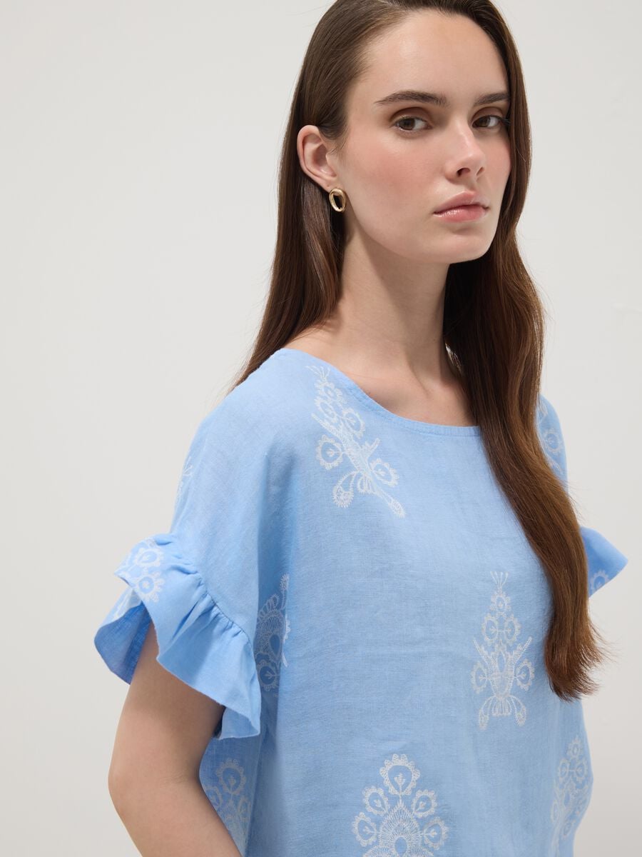 Blusa azzurra in puro lino con ricami e maniche a volant regular fit_0