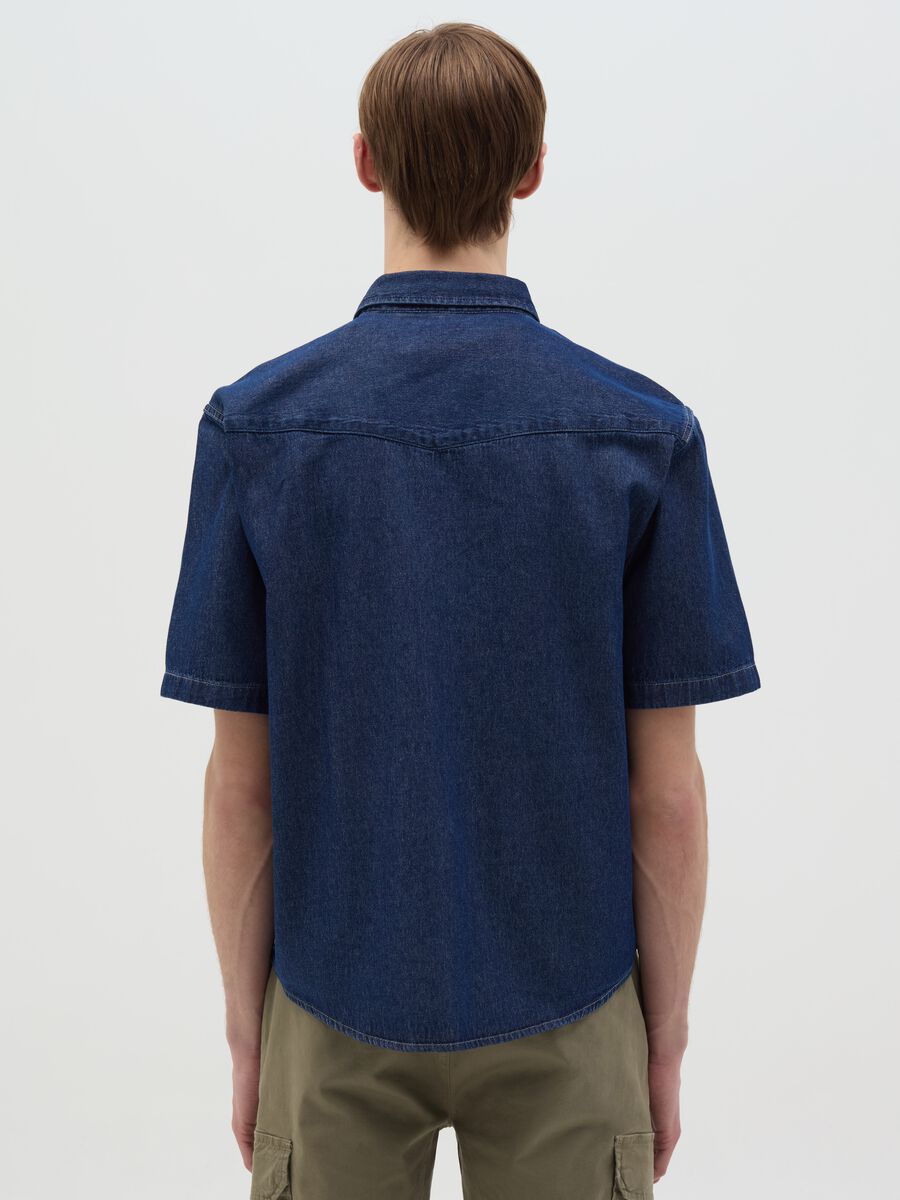Short-sleeved shirt in denim with pockets_3