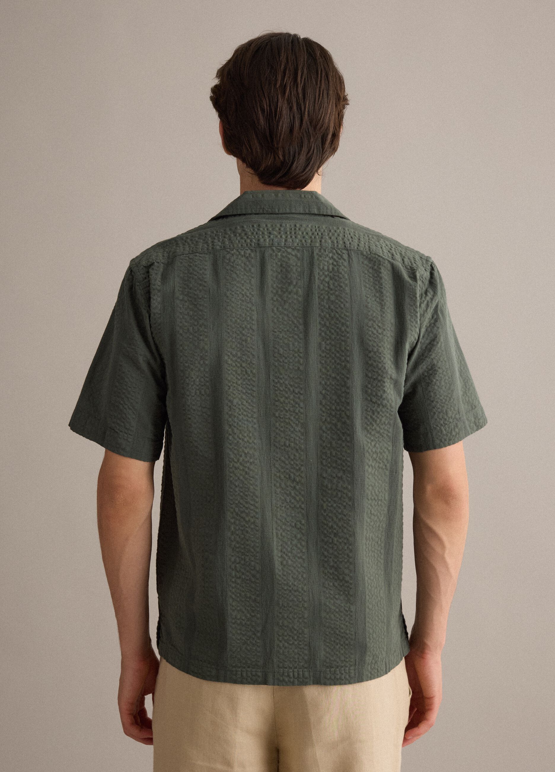 Green short-sleeve pure organic cotton shirt with bowling collar, regular fit