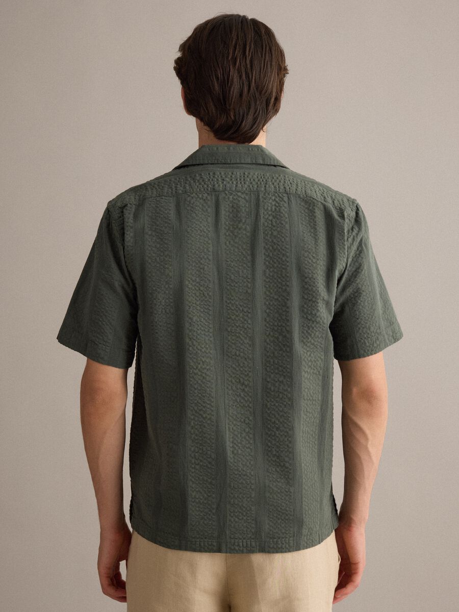 Camicia verde a maniche corte in puro cotone organico con collo bowling regular fit_3