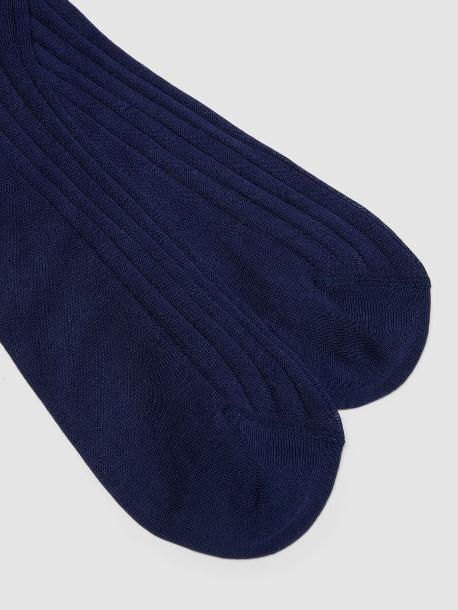 Long blue ribbed socks in pure cotton_1