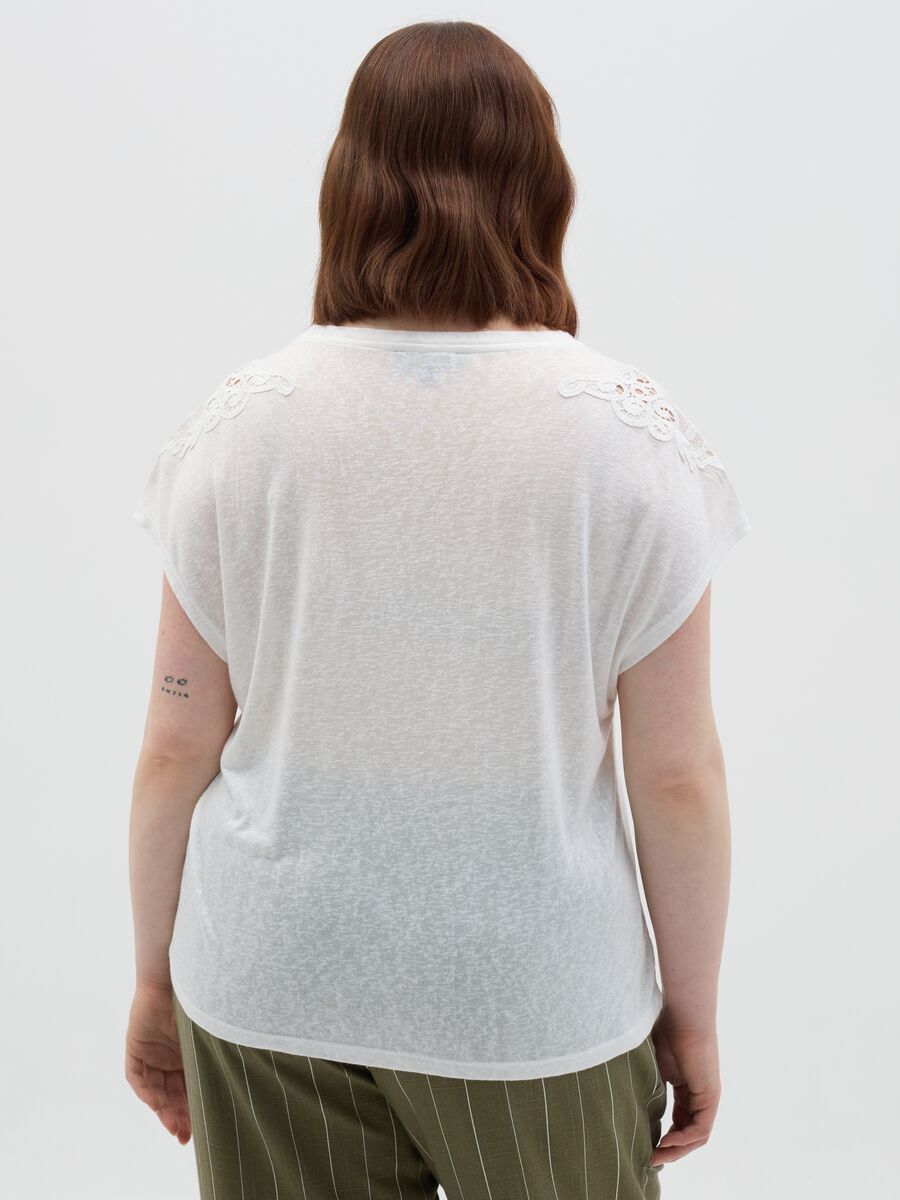 Curvy white T-shirt with lace details_3