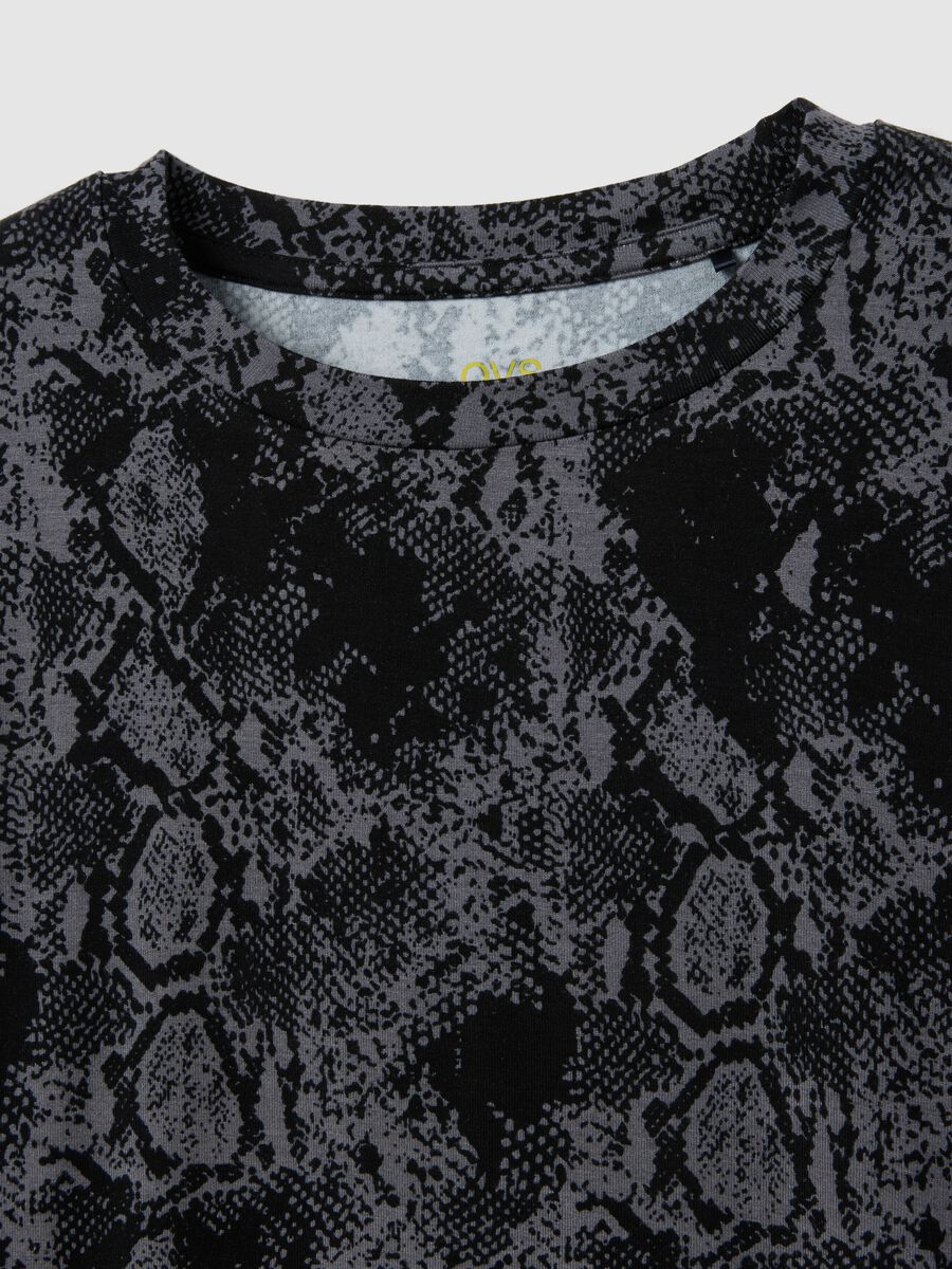 Maglia a maniche lunghe nero con stampa serpente_5