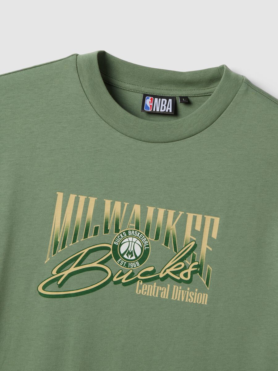 T-shirt in puro cotone verde regular fit con stampa Milwaukee Bucks_5