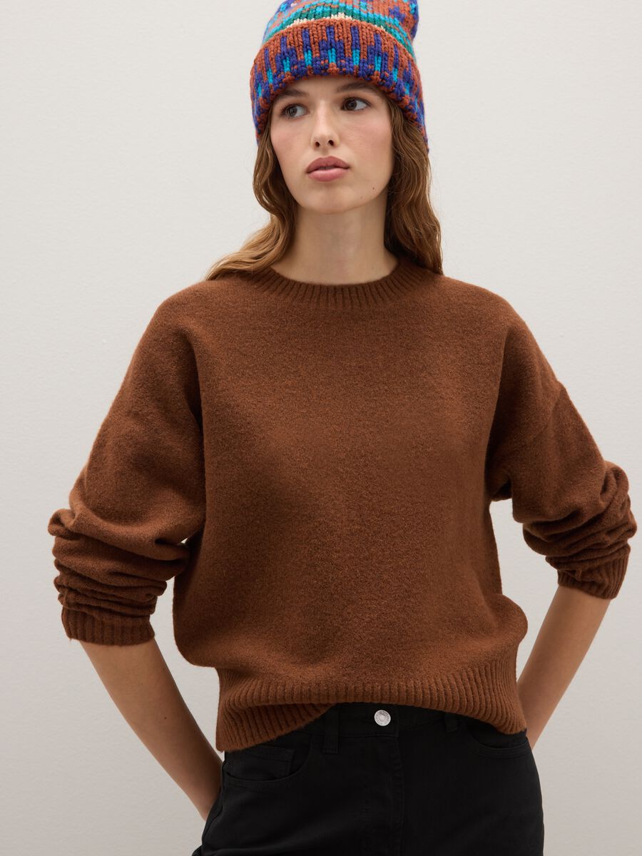 Pullover marrone regular fit con scollo rotondo_3