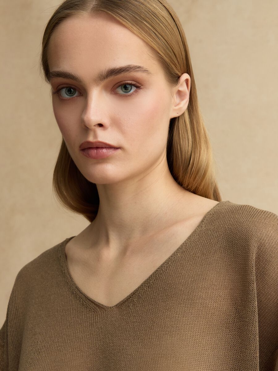 Maglia in misto lyocell e lino marrone oversize fit con scollo a V_0