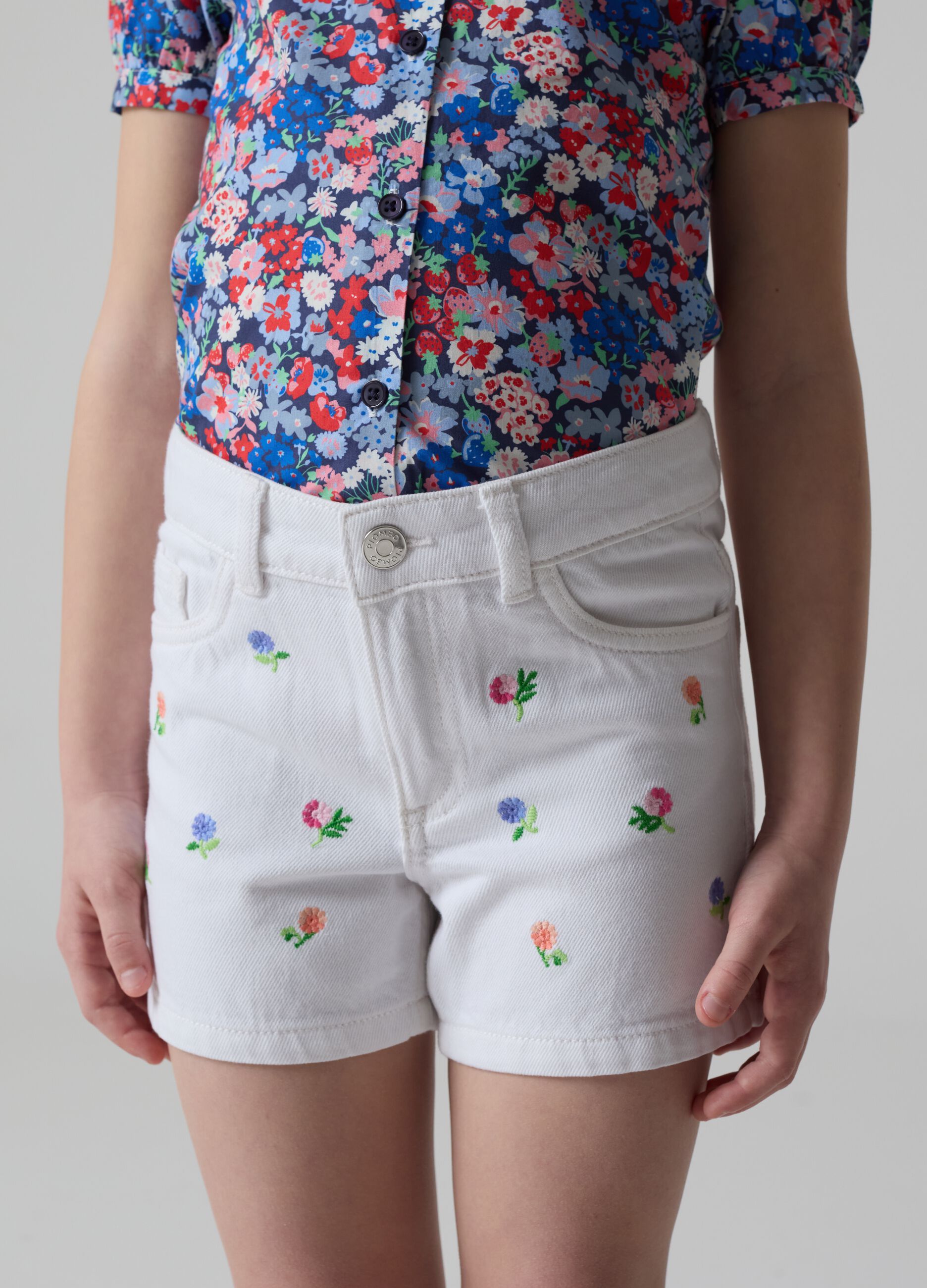 Shorts in cotone con ricamo floreale