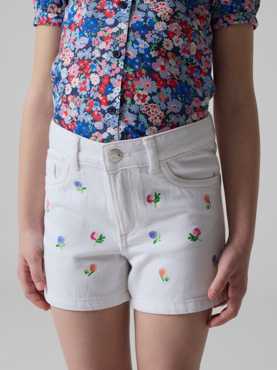 Shorts in cotone con ricamo floreale_4