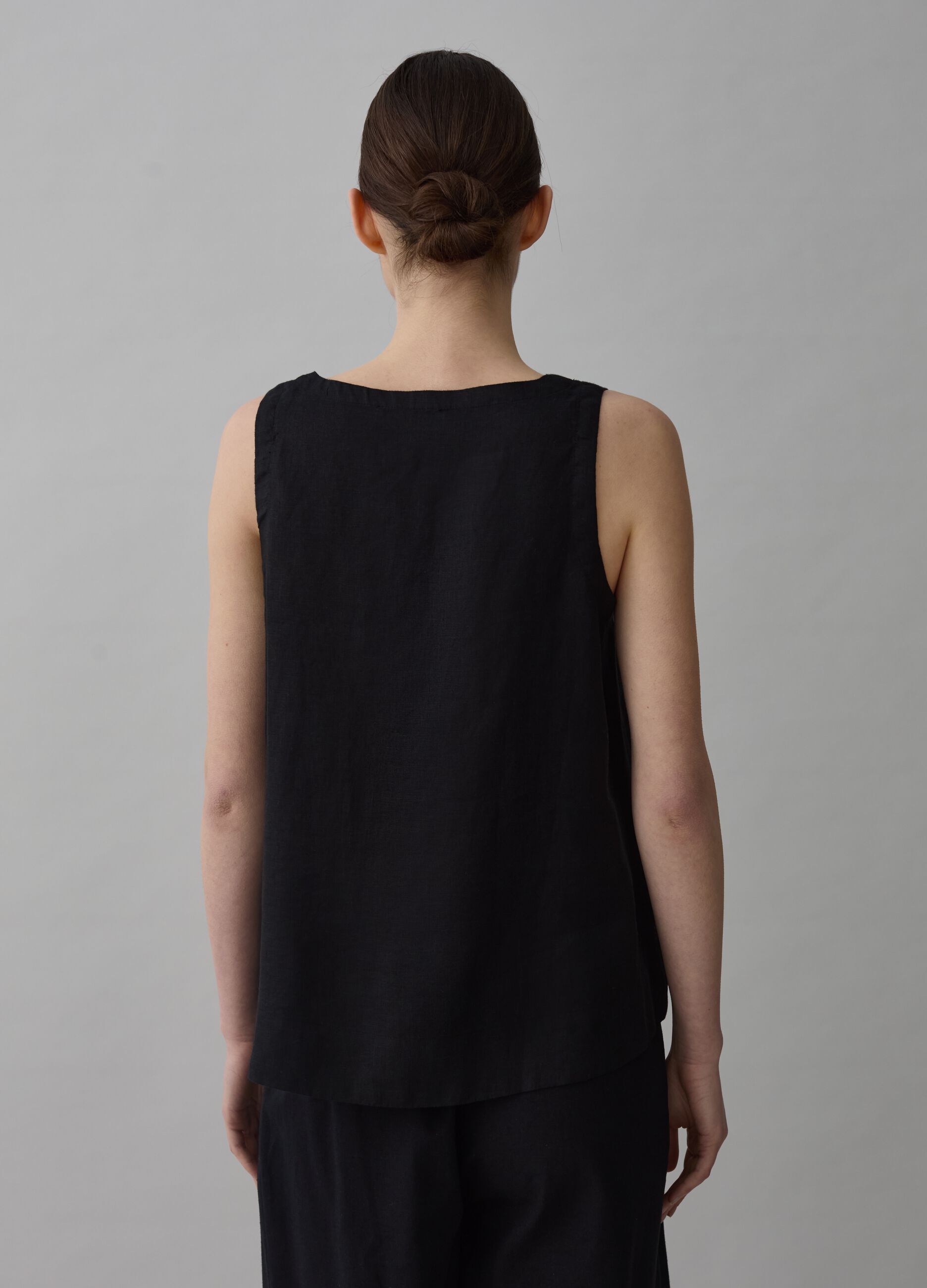 Blusa smanicata in lino scollo a V