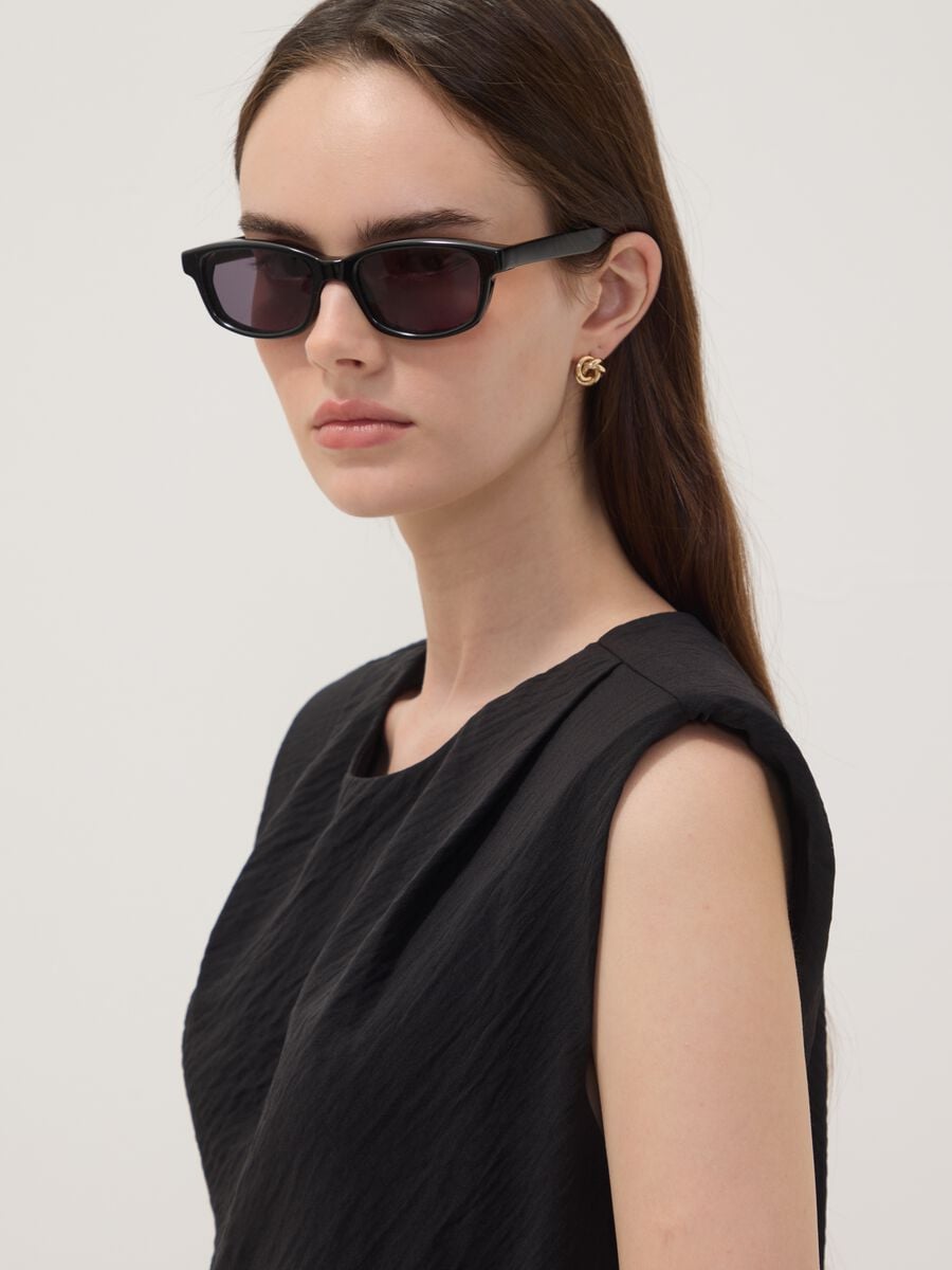 Blusa nera smanicata con texture pliss&eacute; regular fit_2