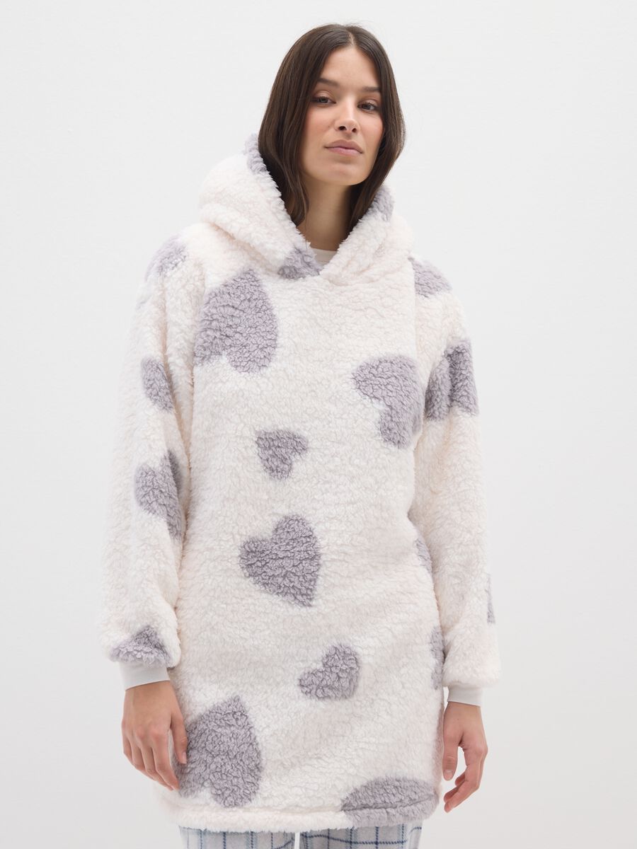White Sherpa Dressing Gown with Grey Hearts_2